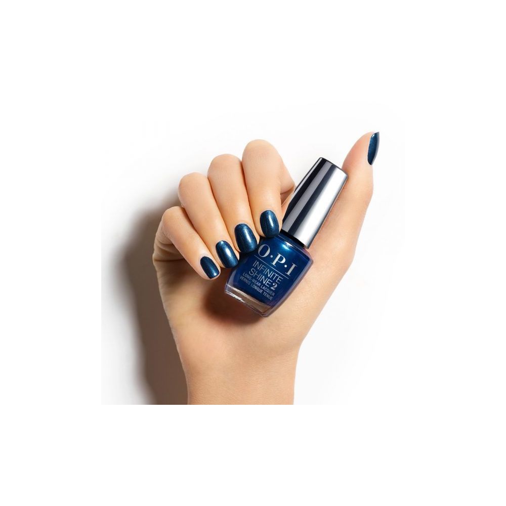 Hand mit lackierten Nägeln und OPI Infinite Shine Nagellack. Dunkelblauer Lack. Produktname und Marke sichtbar.