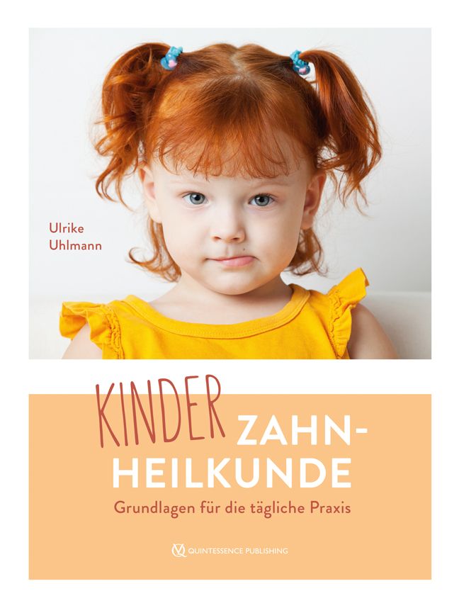 Buchcover mit Kind und Titel. Titel: Kinderzahnheilkunde. Autorin: Ulrike Uhlmann. Verlag: Quintessenz Publishing. Grundlagen für die tägliche Praxis.