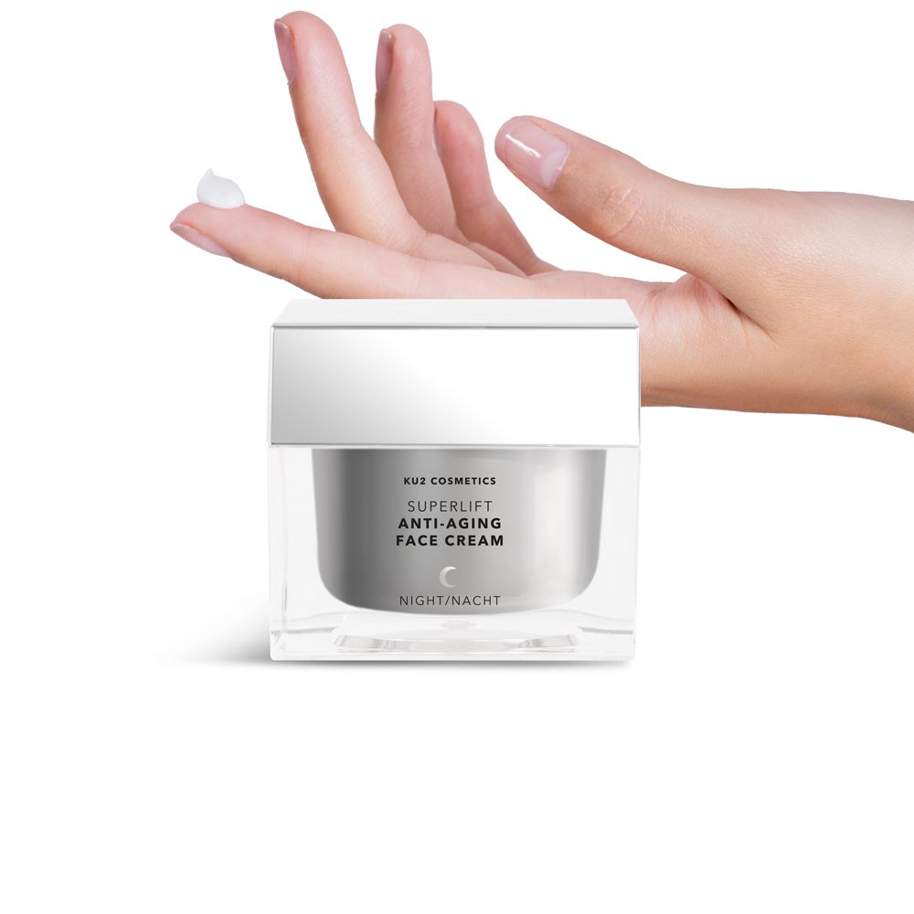 Hand mit Creme auf dem Finger über Kosmetikcreme. Aufschrift: Superlift Anti-Aging Face Cream.