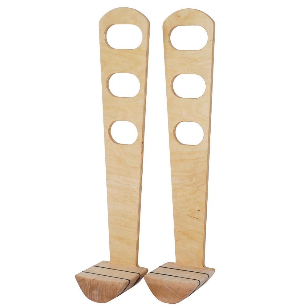 Zwei Holzstelzen mit ovalen Grifföffnungen und Fußstützen. Die Stelzen sind aus hellem Holz gefertigt und haben schwarze Gummibänder.