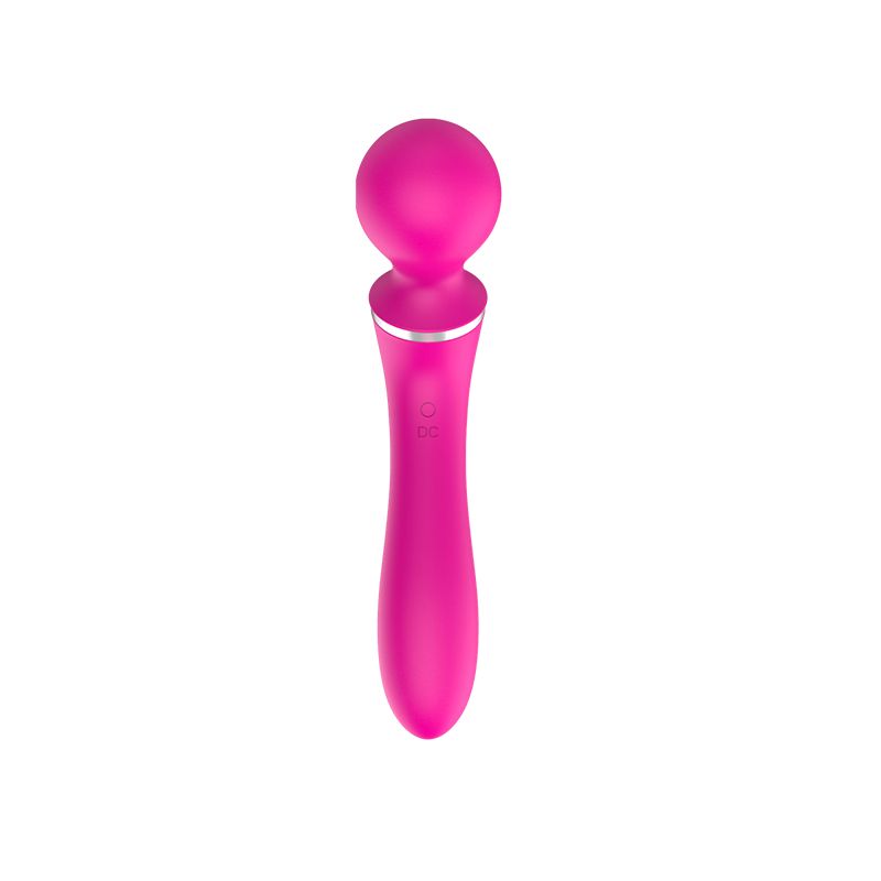Gerader, pinkfarbener Massagestab mit rundem Kopf. Silberner Akzent am Hals, glatte Oberfläche. Ergonomisches Design.