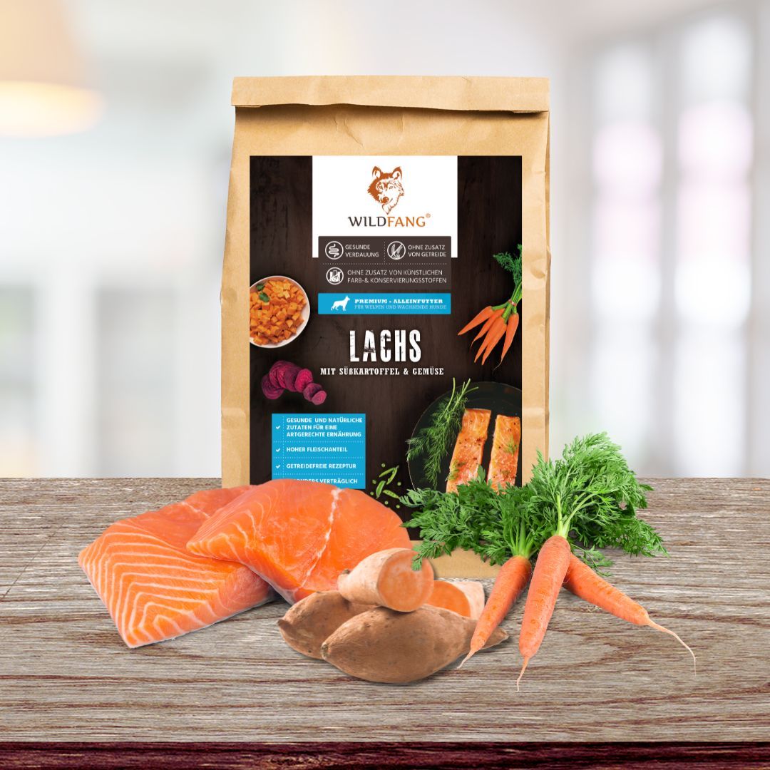 Verpackung von Trockenfutter mit Lachs, Süßkartoffeln und Gemüse. Marke: Wildfang. Zutaten: Lachs, Gemüse, Süßkartoffeln.