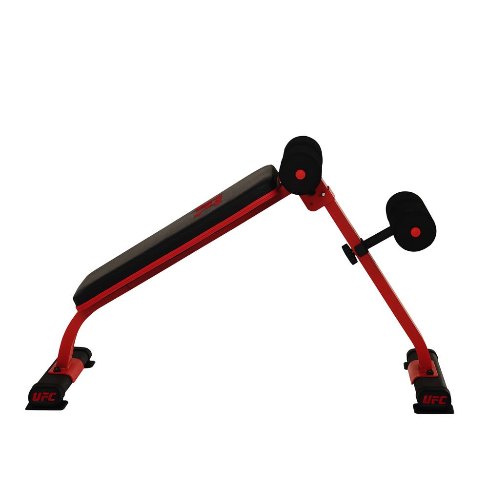Rote und schwarze Mini-Ab-Bench. Gepolsterte Sitzfläche, Beinpolster, rotes Metallgestell. UFC-Logo auf der Sitzfläche und den Füßen. Seitenansicht.