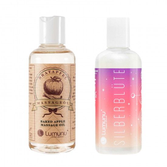 Zwei Flaschen Massageöl. Links: "Bratapfel Massageöl". Rechts: "Silberblüte". Beide mit weißem Deckel und Etikett.