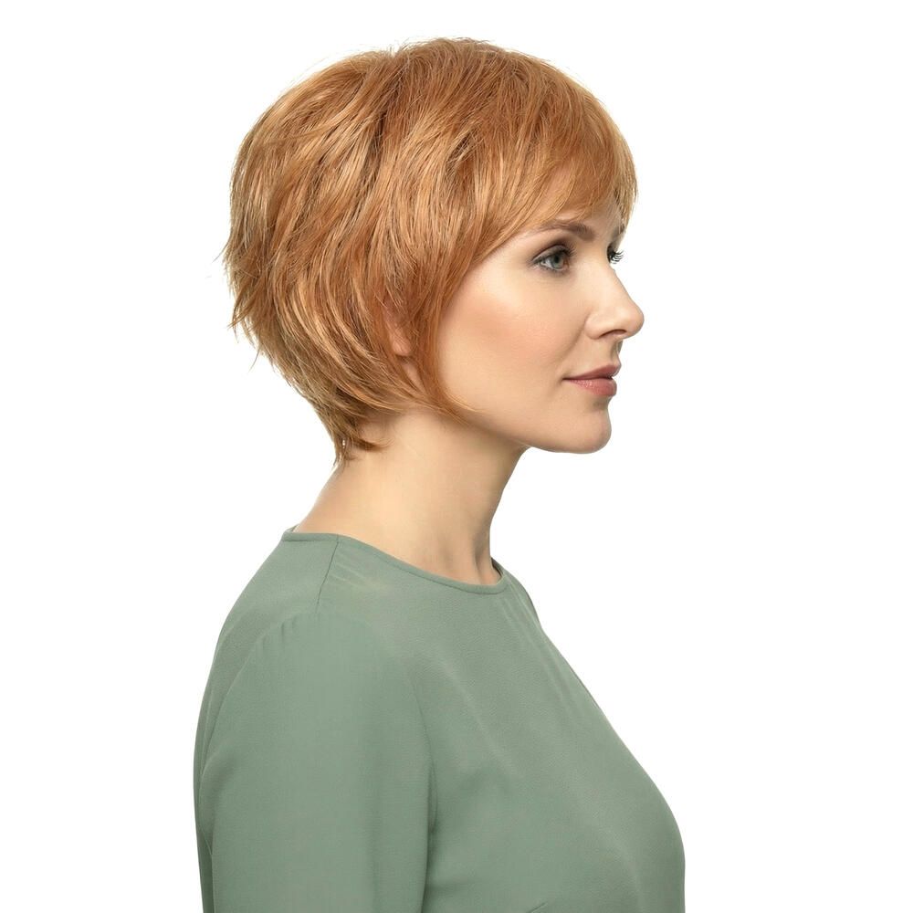 Seitenansicht einer Frau mit rotblonder Kurzhaarperücke. Der Schnitt ist fransig und modern.