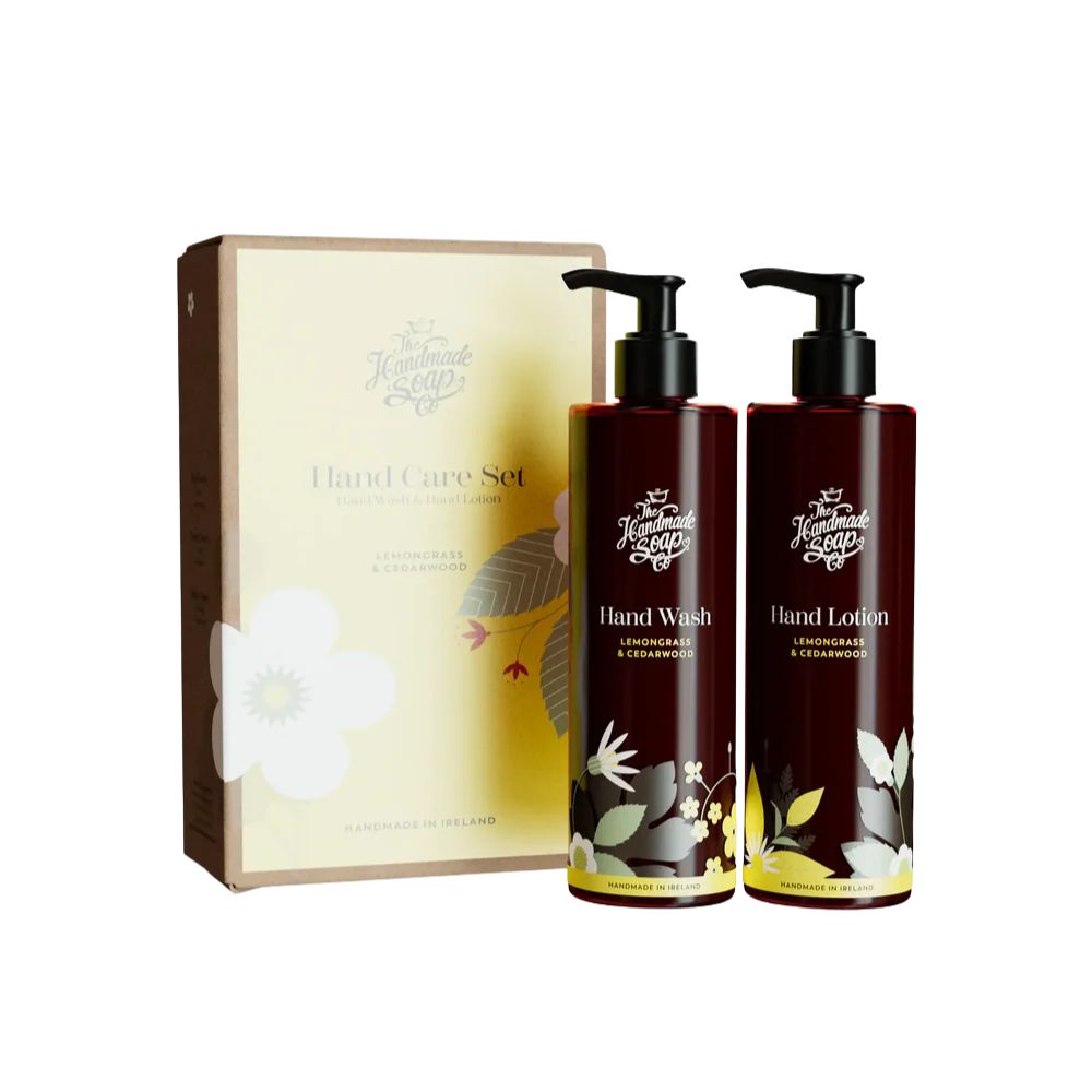 Geschenkset Handseife & Handlotion. Zwei braune Flaschen mit schwarzen Pumpen. Aufschrift: Hand Wash, Hand Lotion. Karton mit Logo.