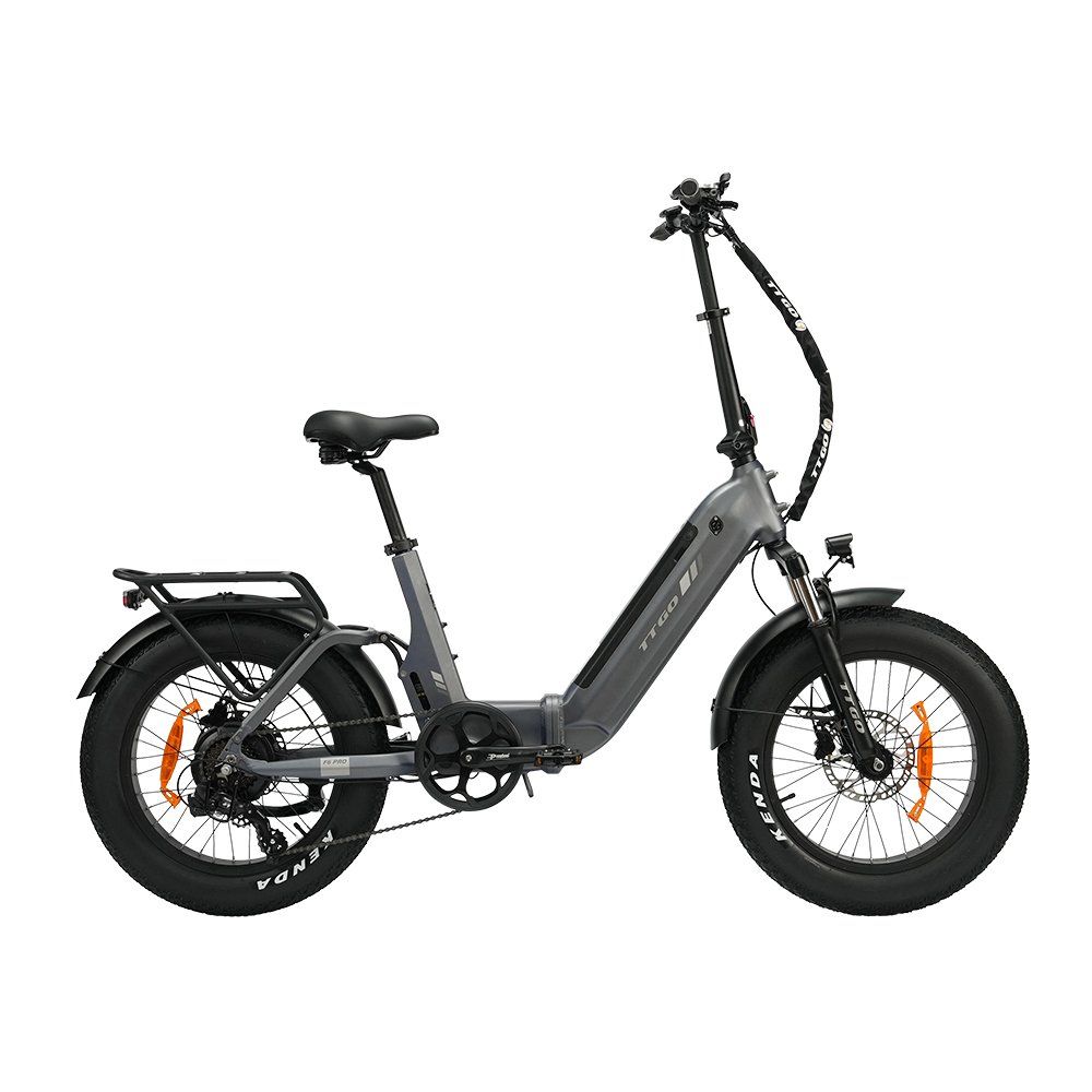 Graues Klapp-E-Bike mit schwarzen Reifen und orangefarbenen Akzenten. Das Fahrrad hat einen Gepäckträger und hydraulische Scheibenbremsen.
