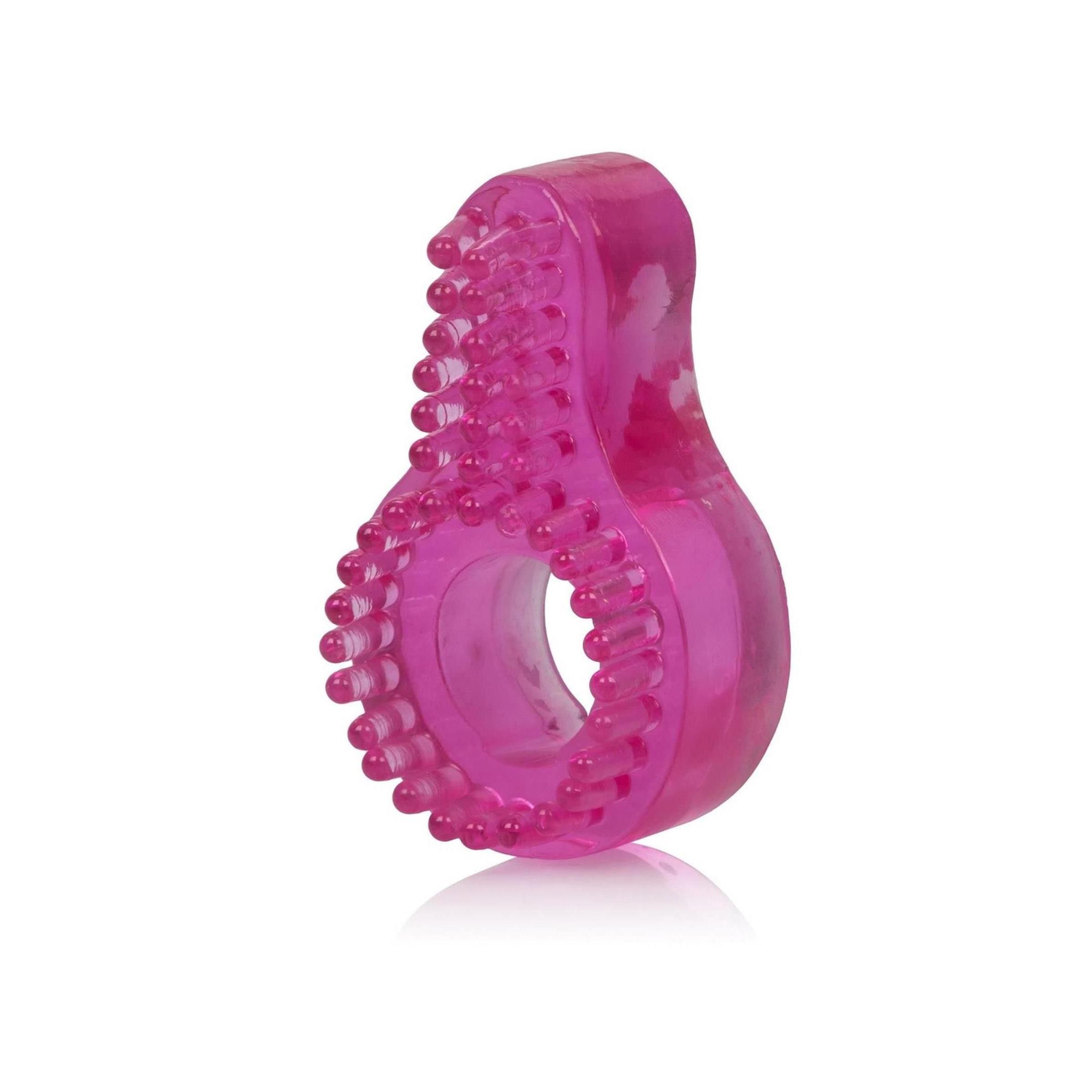 Rosafarbener Enhancer Ring mit Noppen. Ringförmige Basis, erhabener Teil mit Noppen.