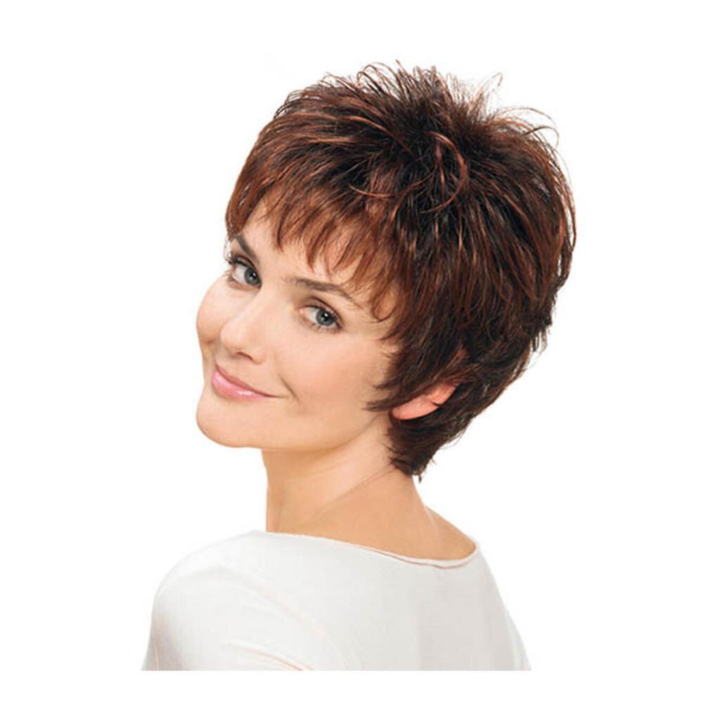 Kurzhaarperücke mit braunen Strähnen. Frau blickt über die Schulter.
