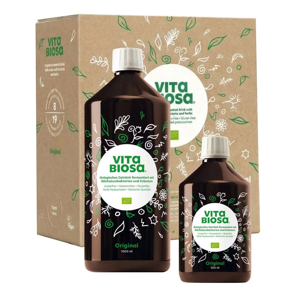 Zwei braune Glasflaschen mit Vita Biosa Kräuter Original, eine 1000ml und eine 500ml, vor einem Karton.