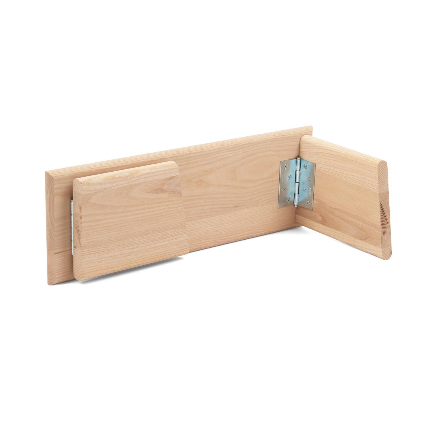 Geklappte Meditationsbank aus hellem Holz. Rechteckige Sitzfläche, zwei Seitenteile mit Scharnieren verbunden.