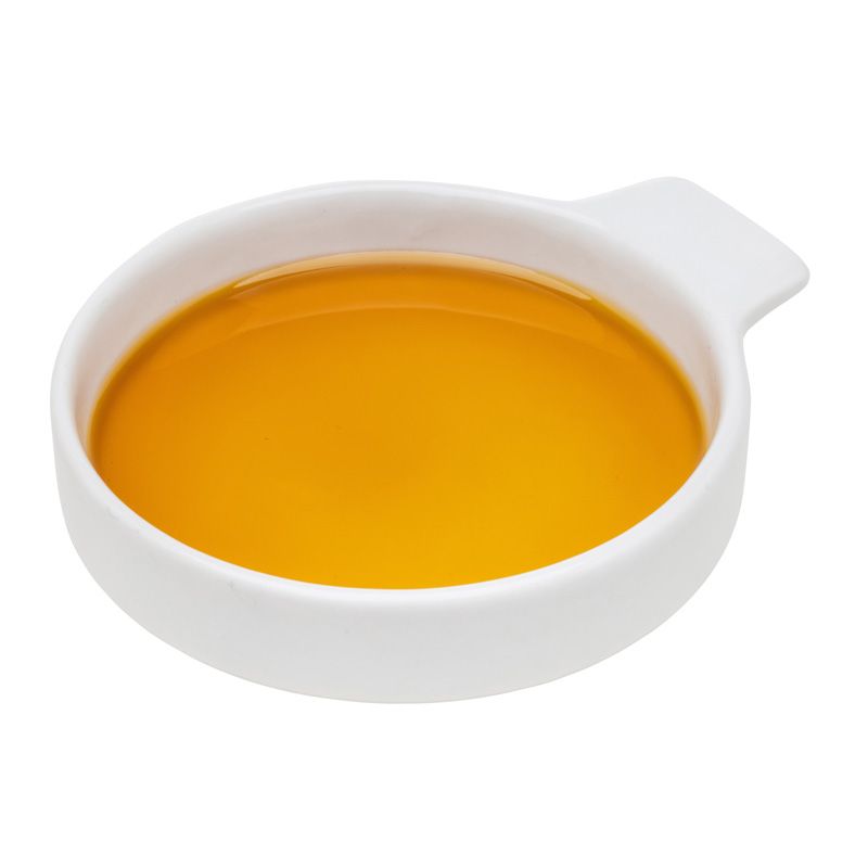 Weiße Schale mit gelber Flüssigkeit. Runde Form mit Griff. Enthält Flüssigkeit.