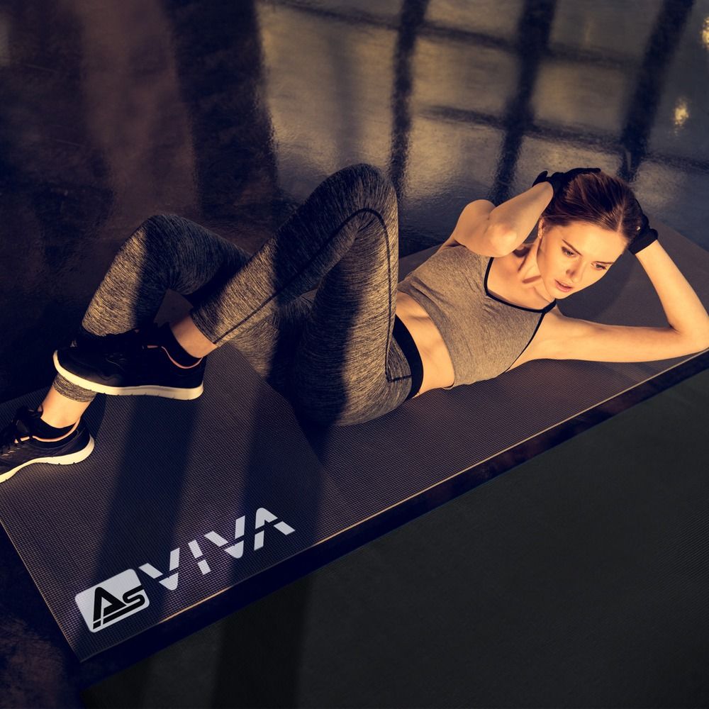 Schwarze AsVIVA Fitnessmatte mit weißem Logo, von einer Frau für Übungen genutzt.