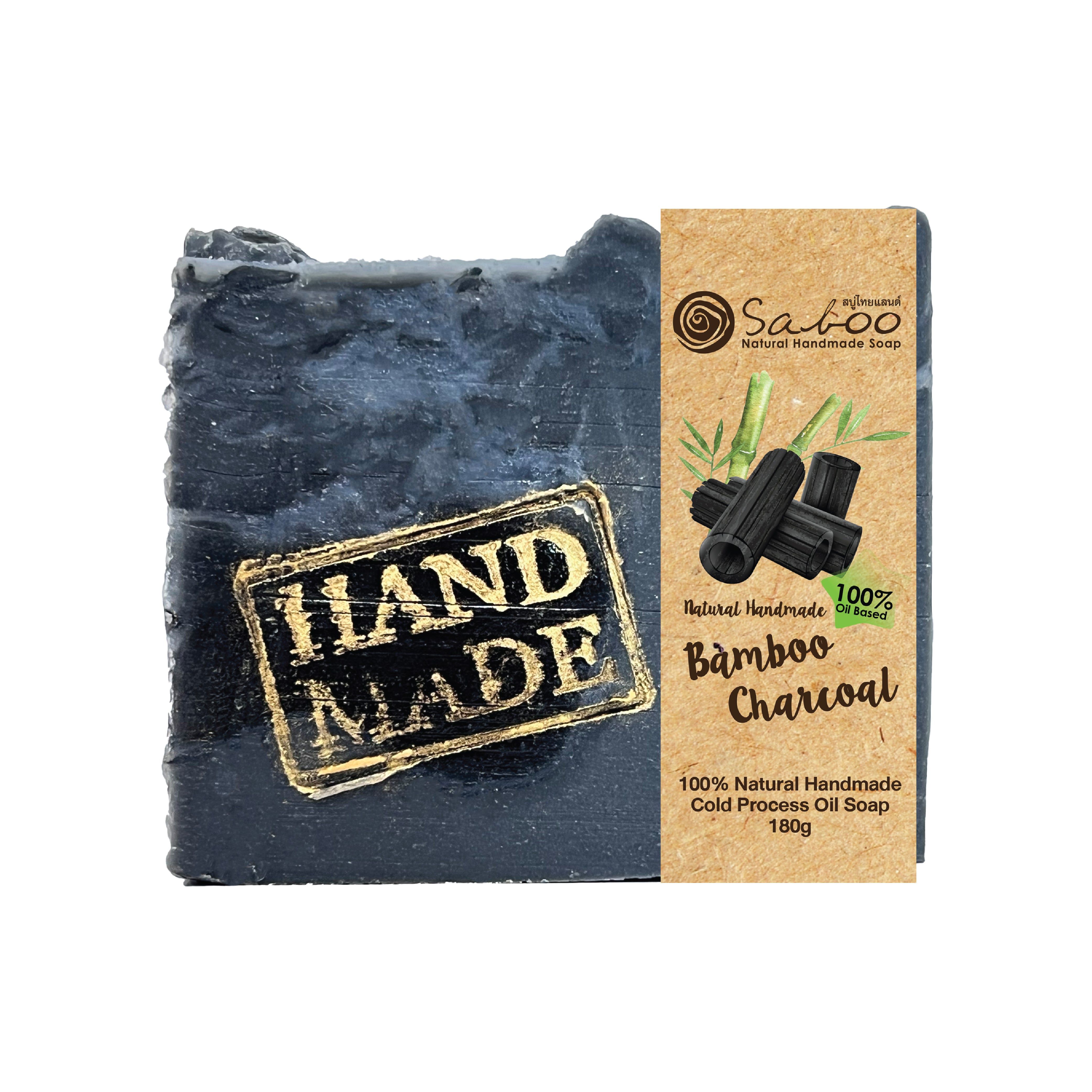 Schwarze Seife mit "HAND MADE" Stempel und Verpackung mit "Saboo" Logo und "Bamboo Charcoal" Schriftzug.