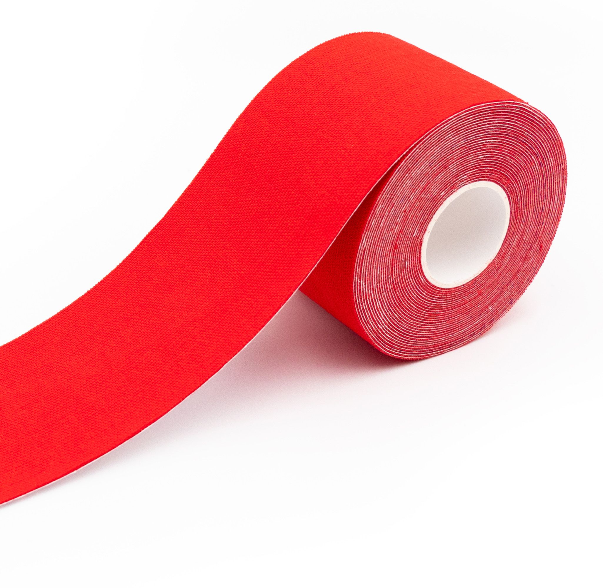 Eine Rolle rotes Kinesiologie-Tape, 5 cm breit, auf weißem Hintergrund. Das Tape ist aufgerollt und zeigt die rote, textile Oberfläche. Der Kern der Rolle ist weiß.
