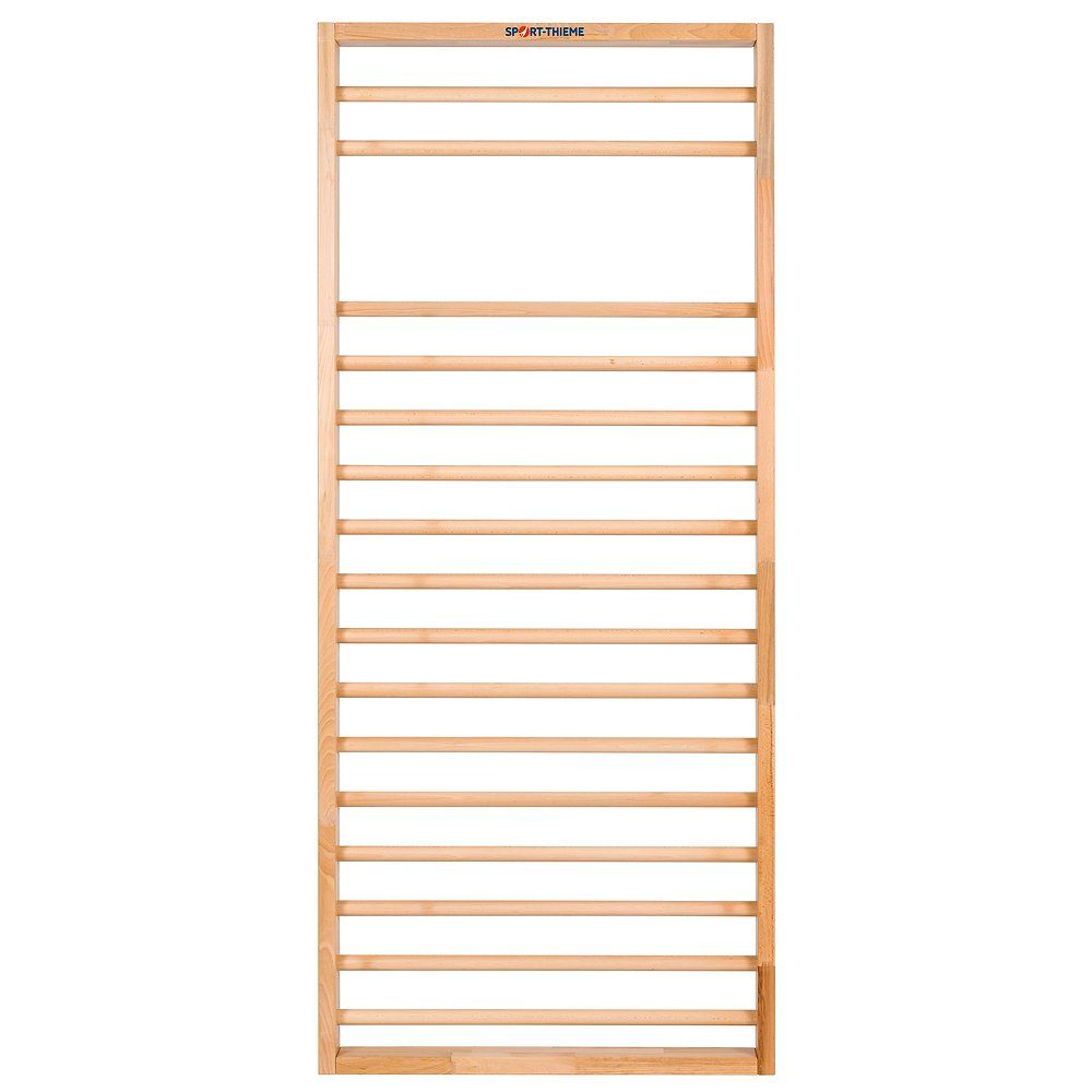 Sprossenwand aus Holz mit horizontalen Sprossen. Oben steht "SPORT-THIEME".