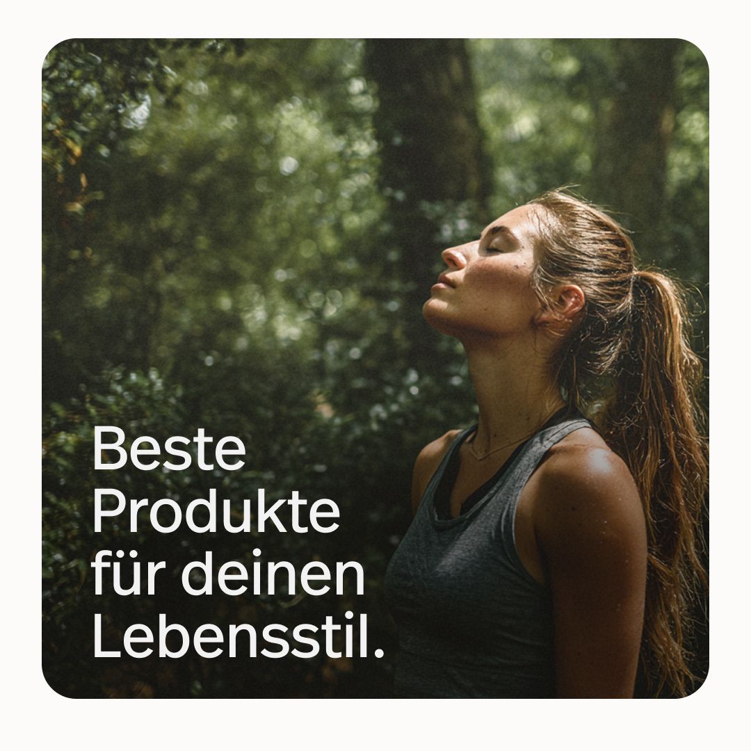 Frau atmet tief in einem Wald. Text: Beste Produkte für deinen Lebensstil.