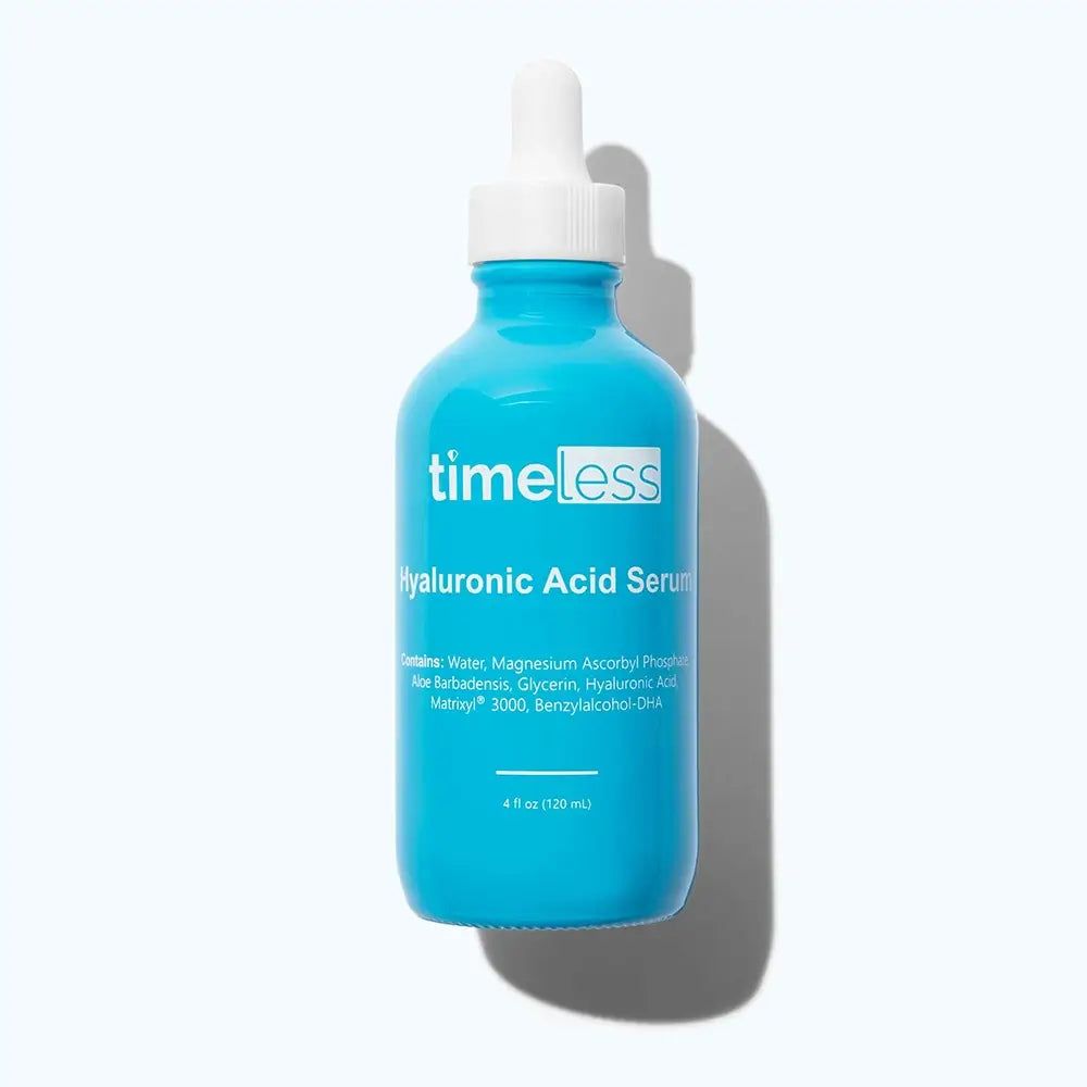 Blaue Flasche mit Timeless Hyaluronic Acid Serum, Pipettenverschluss und Etikett.