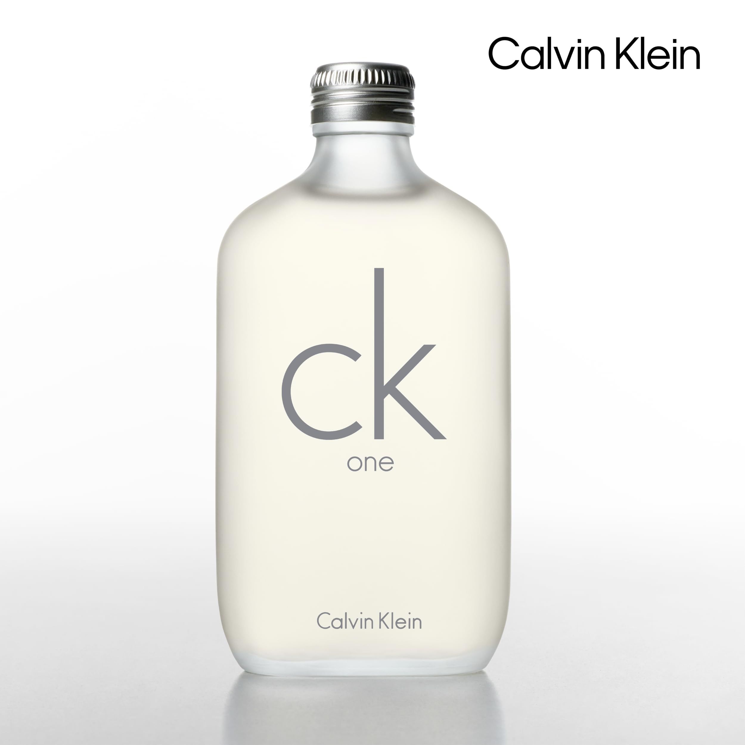 Calvin Klein One Flakon. Aufschrift 'ck one' und 'Calvin Klein'.