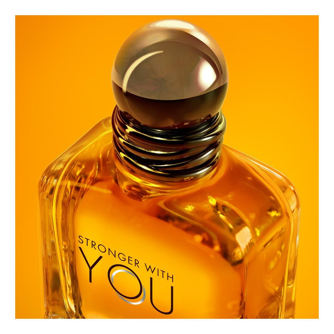 Nahaufnahme des Glasflakons. Aufschrift: STRONGER WITH YOU. Schwarzer Verschluss.