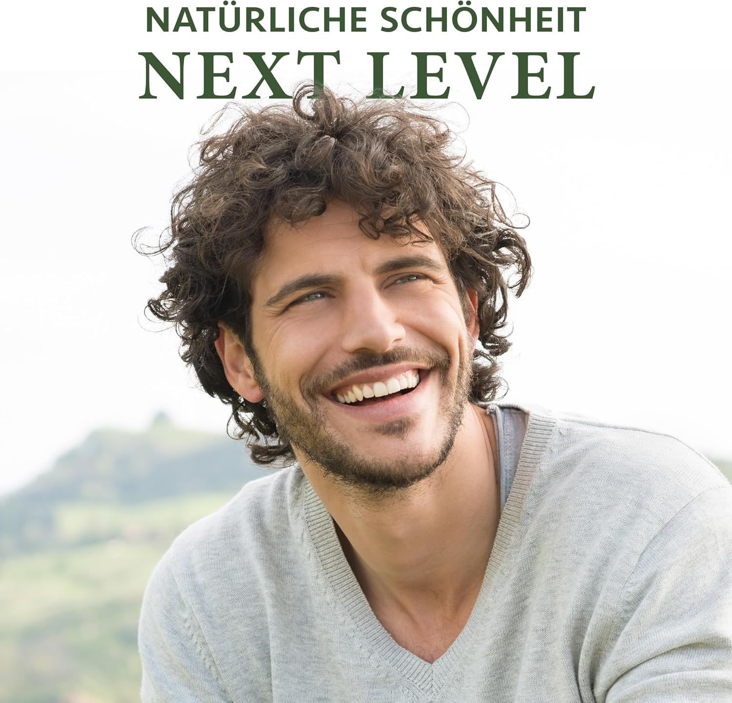 Ein lächelnder Mann vor einer grünen Landschaft. Text: NATÜRLICHE SCHÖNHEIT, NEXT LEVEL.