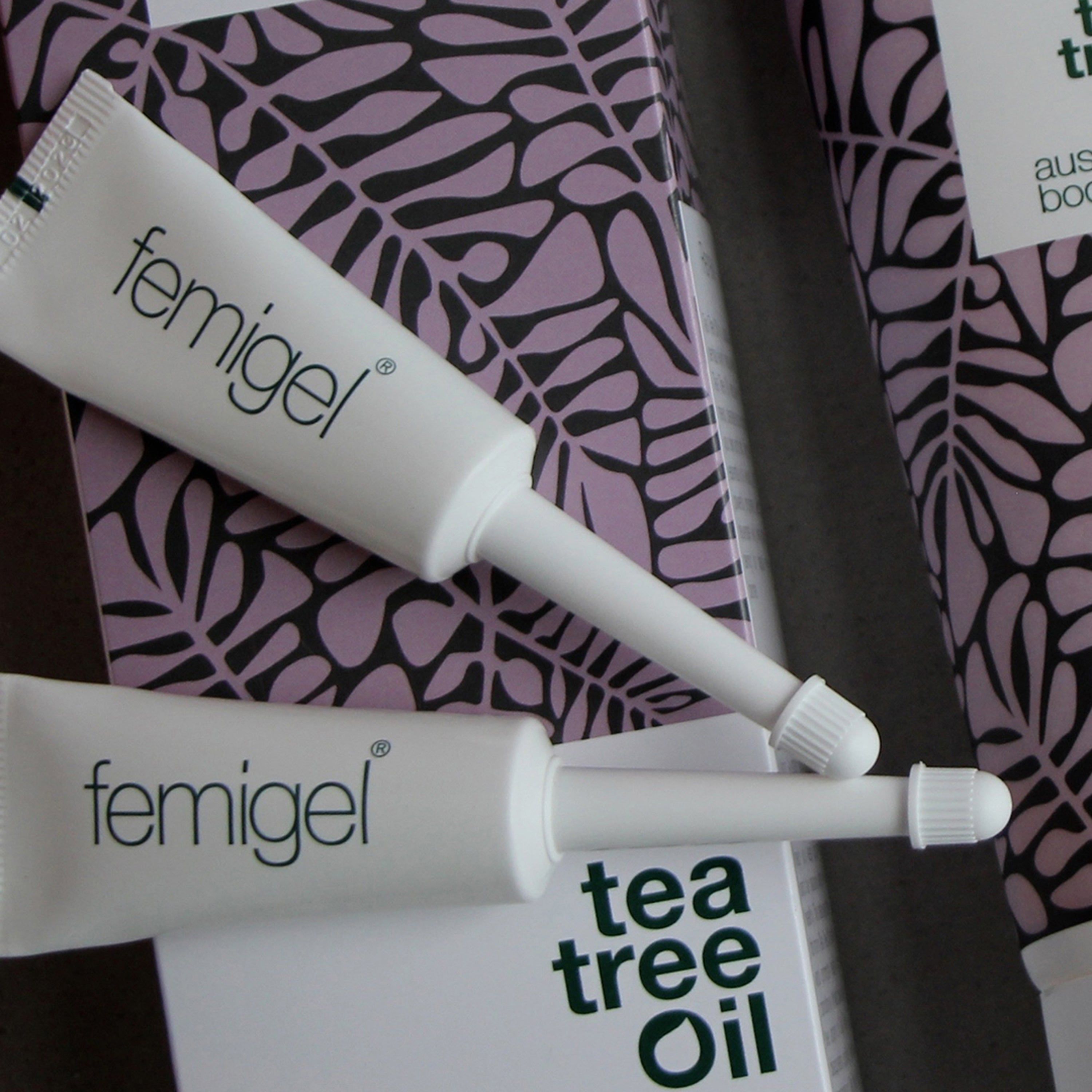 Due tubi bianchi "femigel" con applicatori. Scritta "tea tree Oil".