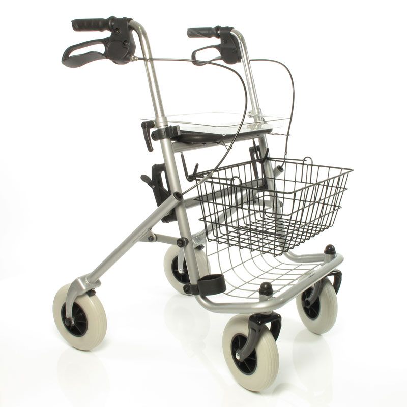 Rollator mit Korb, Tablett und vier Rädern. Silberfarbenes Gestell, schwarze Details.