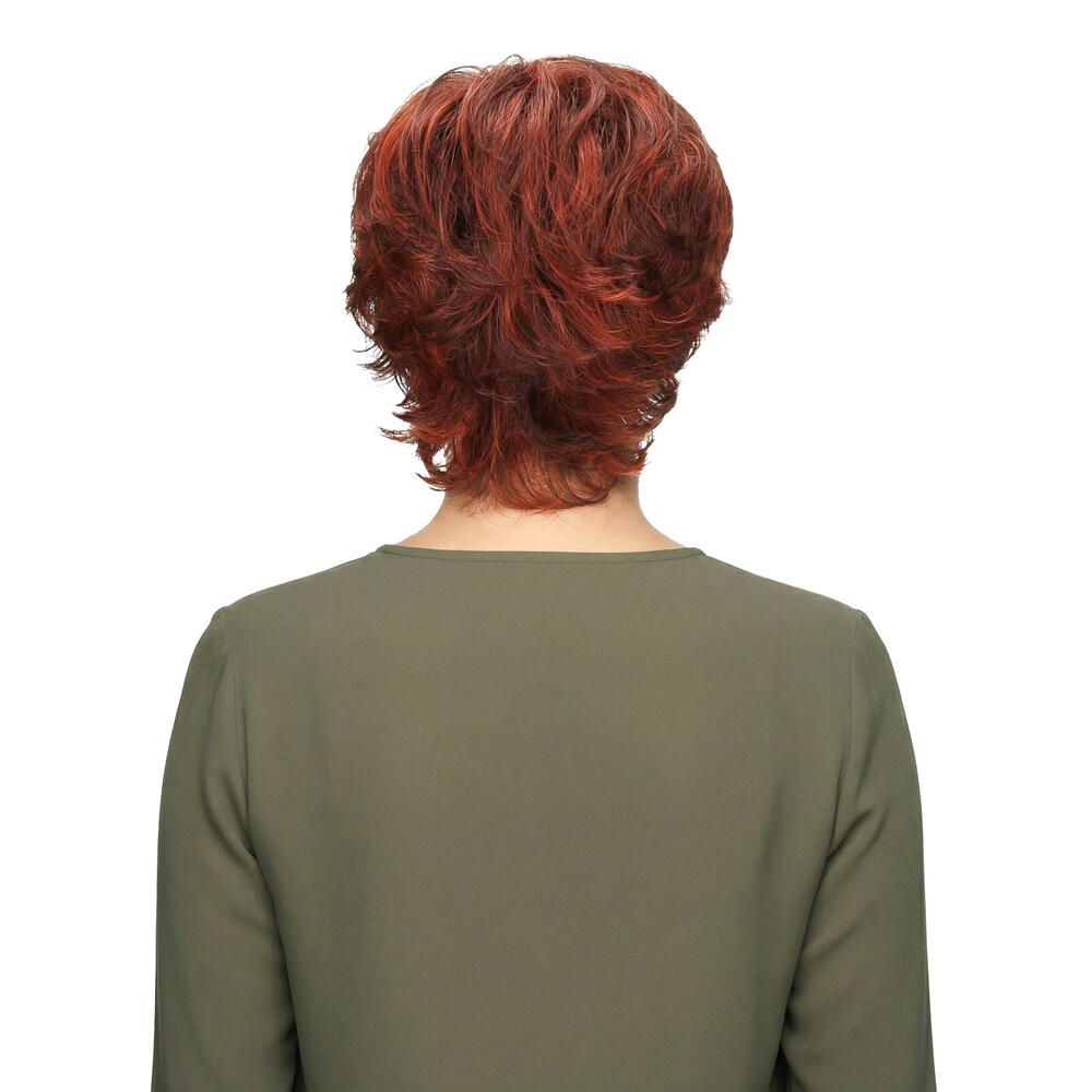 Rückansicht einer Frau mit roter Perücke. Kurzer, gewellter Haarschnitt.