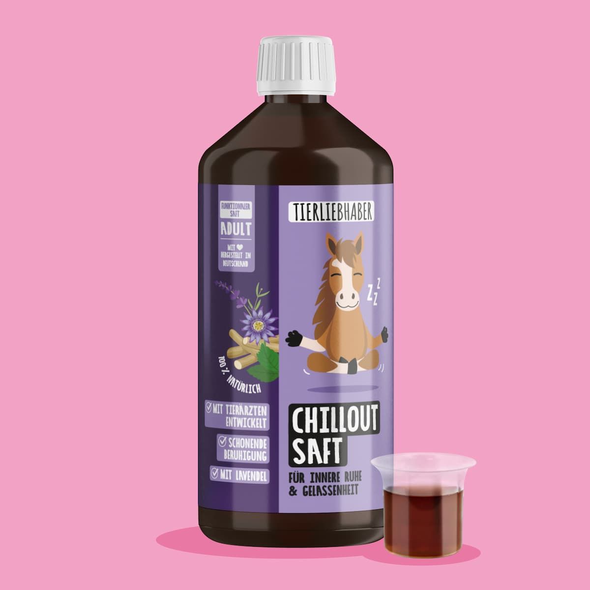 Braune Flasche mit weißem Deckel. Etikett mit Produktname und Logo. Becher mit Flüssigkeit daneben, Hintergrund pink.