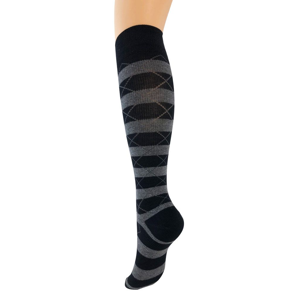 Kniestrümpfe mit Rautenmuster. Schwarz-grau gestreiftes Design. Auf einem Bein präsentiert.