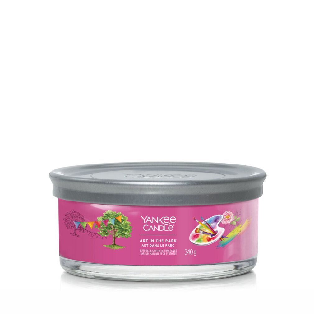 Runder Kerzentumbler mit Deckel. Rosa Etikett mit Baum- und Paletten-Illustrationen. Aufschrift: Yankee Candle, Art in the Park, 340g.