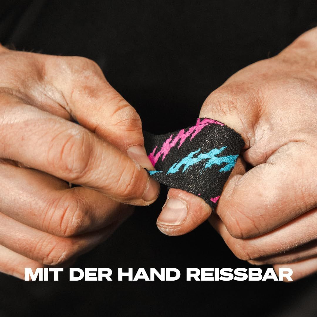 Hände wickeln ein pink-blau gemustertes Tape um einen Finger. Das Tape ist von Hand reißbar.