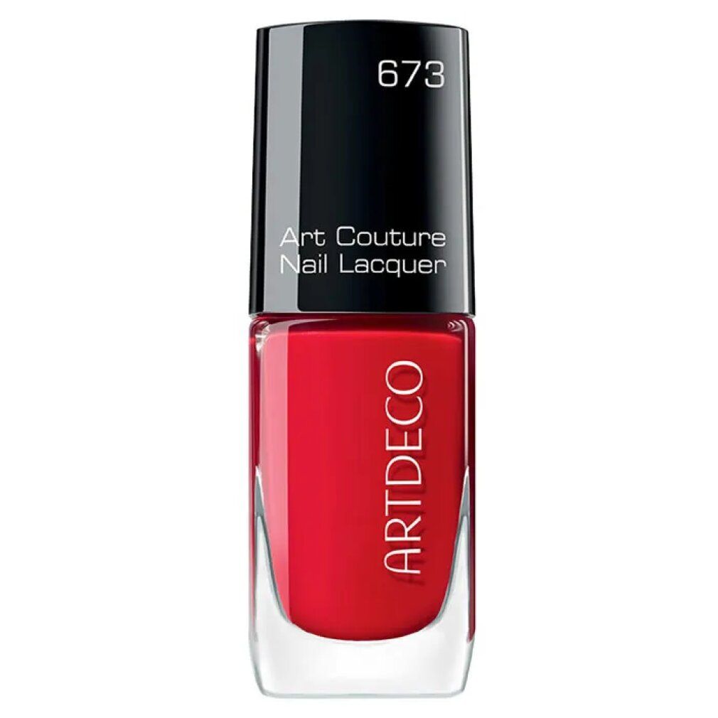 Roter Artdeco Art Couture Nagellack, Nummer 673. Schwarzer Deckel, transparente Flasche. Produktname und Marke sichtbar.