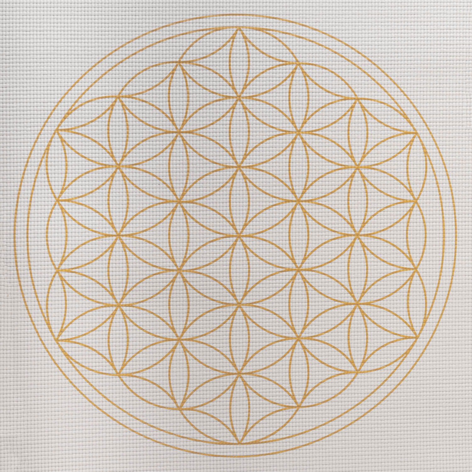 Nahaufnahme des goldfarbenen Lebensblumen-Musters auf einer Yogamatte. Geometrisches Design.