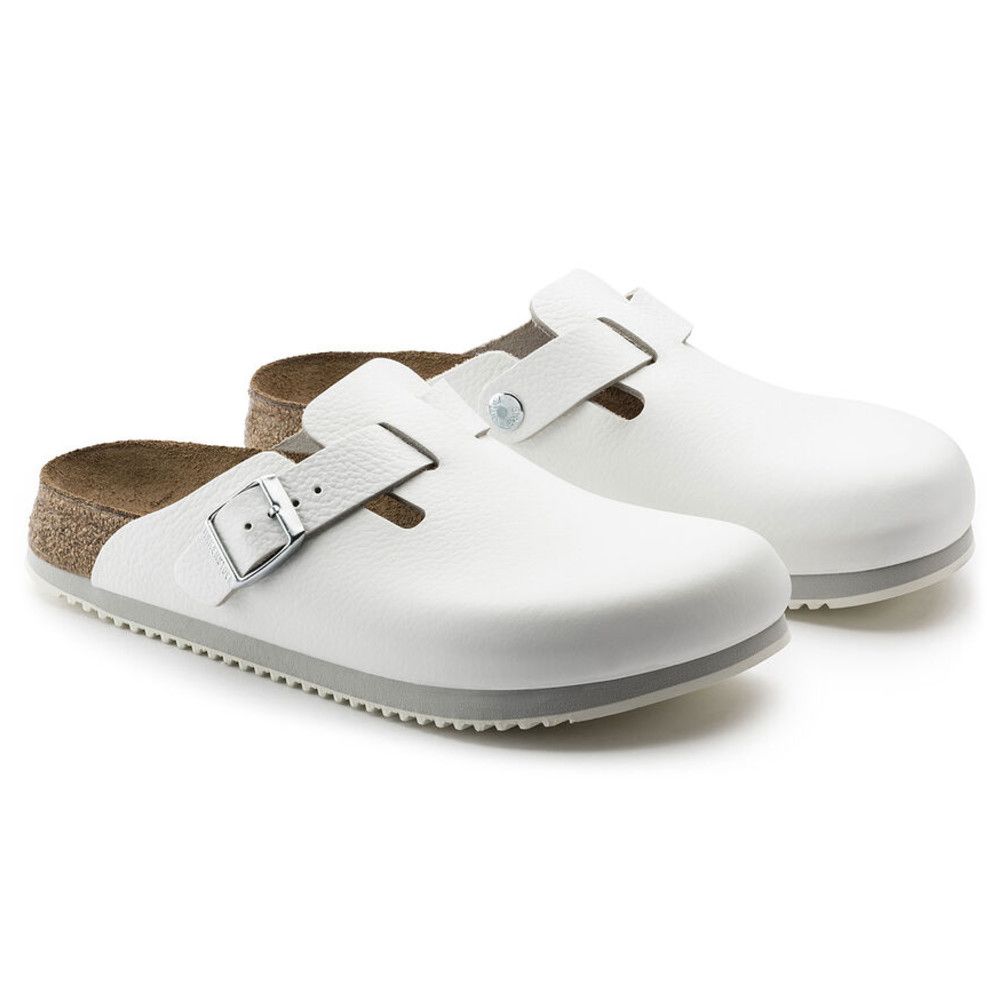 Zwei weiße Clogs nebeneinander. Schnallen und graue Ränder sichtbar.