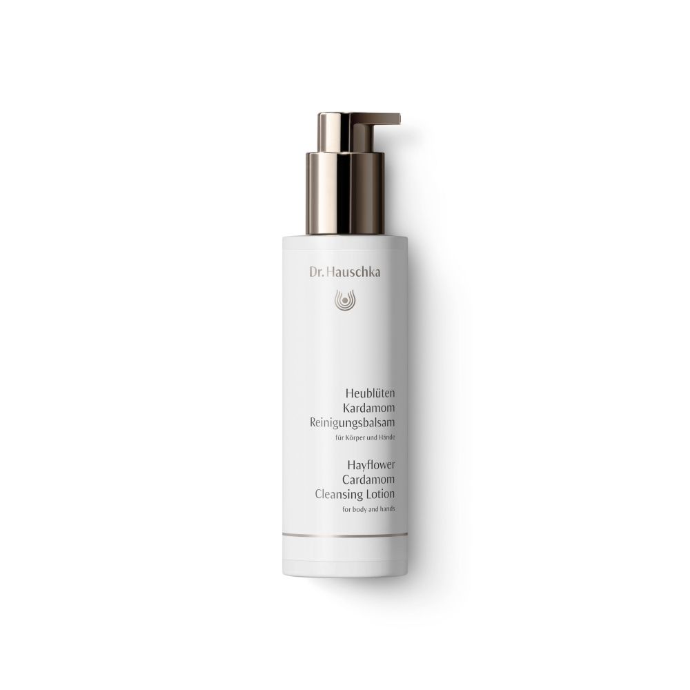 Weiße Flasche mit Pumpverschluss. Beschriftung: Dr. Hauschka, Heublüten Kardamom Reinigungsbalsam, Hayflower Cardamom Cleansing Lotion.