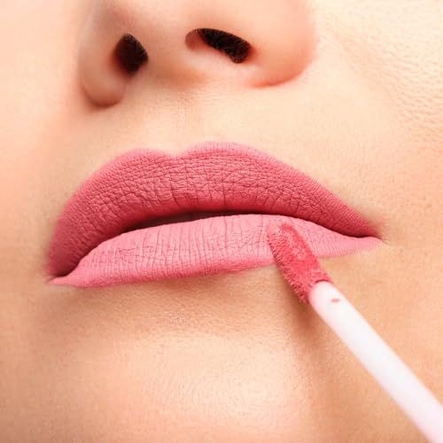 Lippen mit ARTDECO Mat Passion Lip Fluid 51 Burnt Rose.
