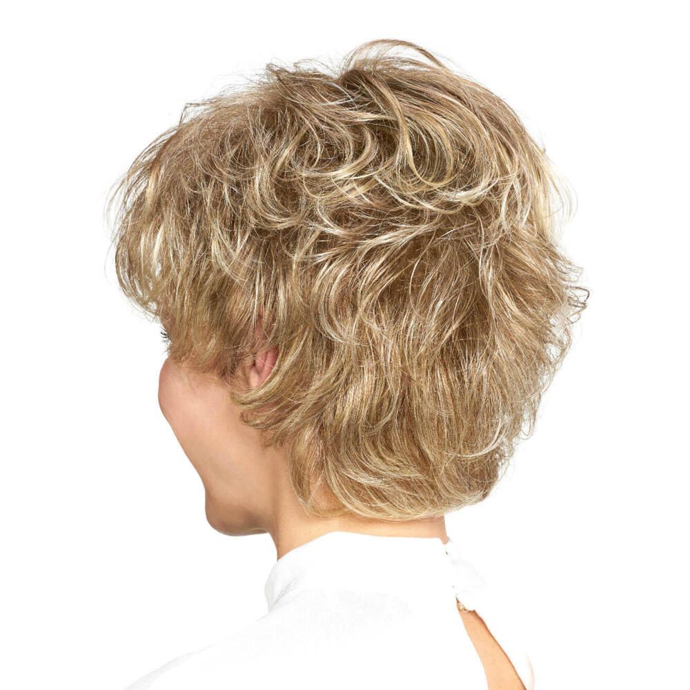 Kurzhaarperücke, blond, gewellt, von hinten gesehen. Frau trägt weißes Oberteil.