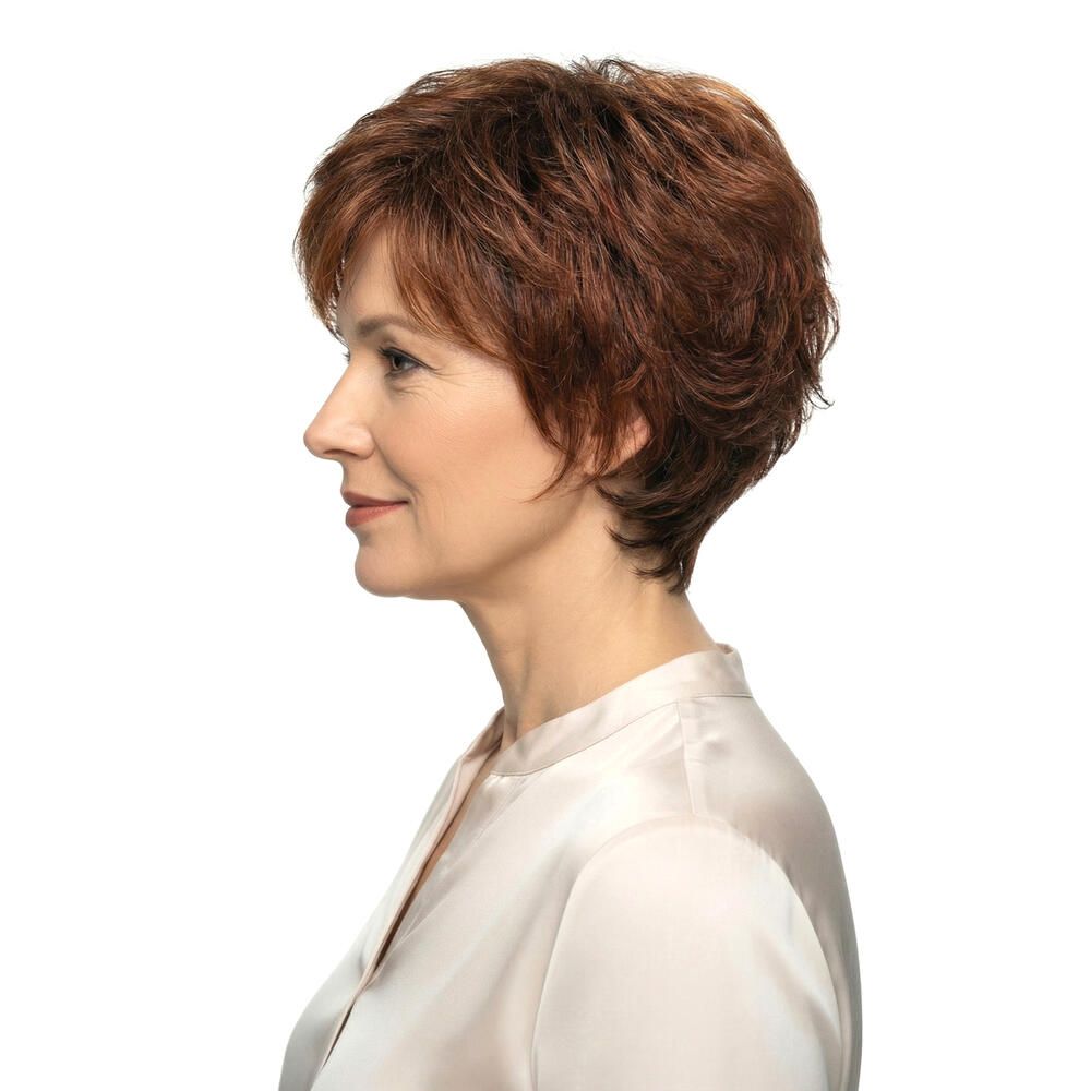 Kurzhaarperücke, rotbraun, auf einer Frau. Seitenansicht. Die Frau trägt ein helles Hemd.