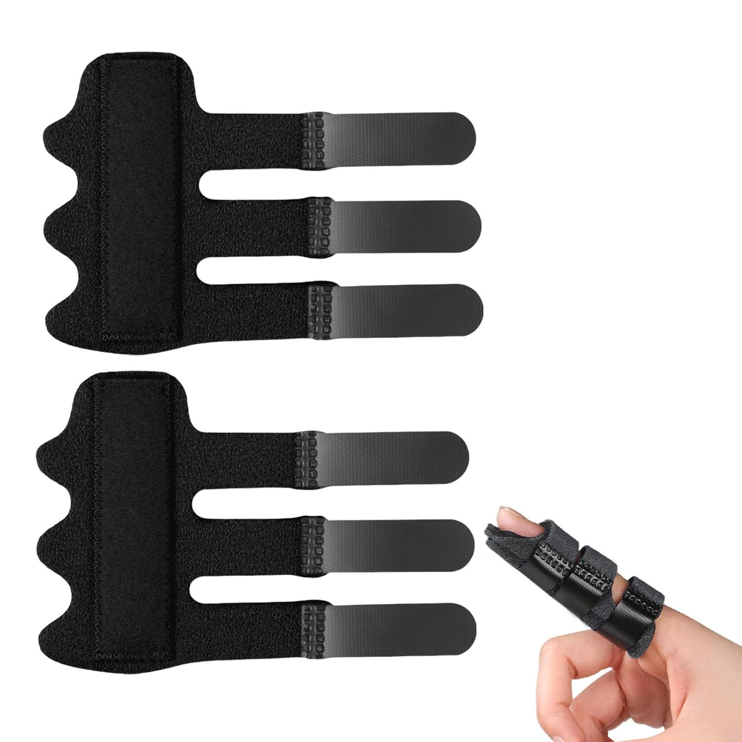 Zwei schwarze Fingerschiene-Paare. Jede Schiene hat drei Fingerauflagen und Klettverschlüsse. Eine Schiene ist am Finger befestigt.