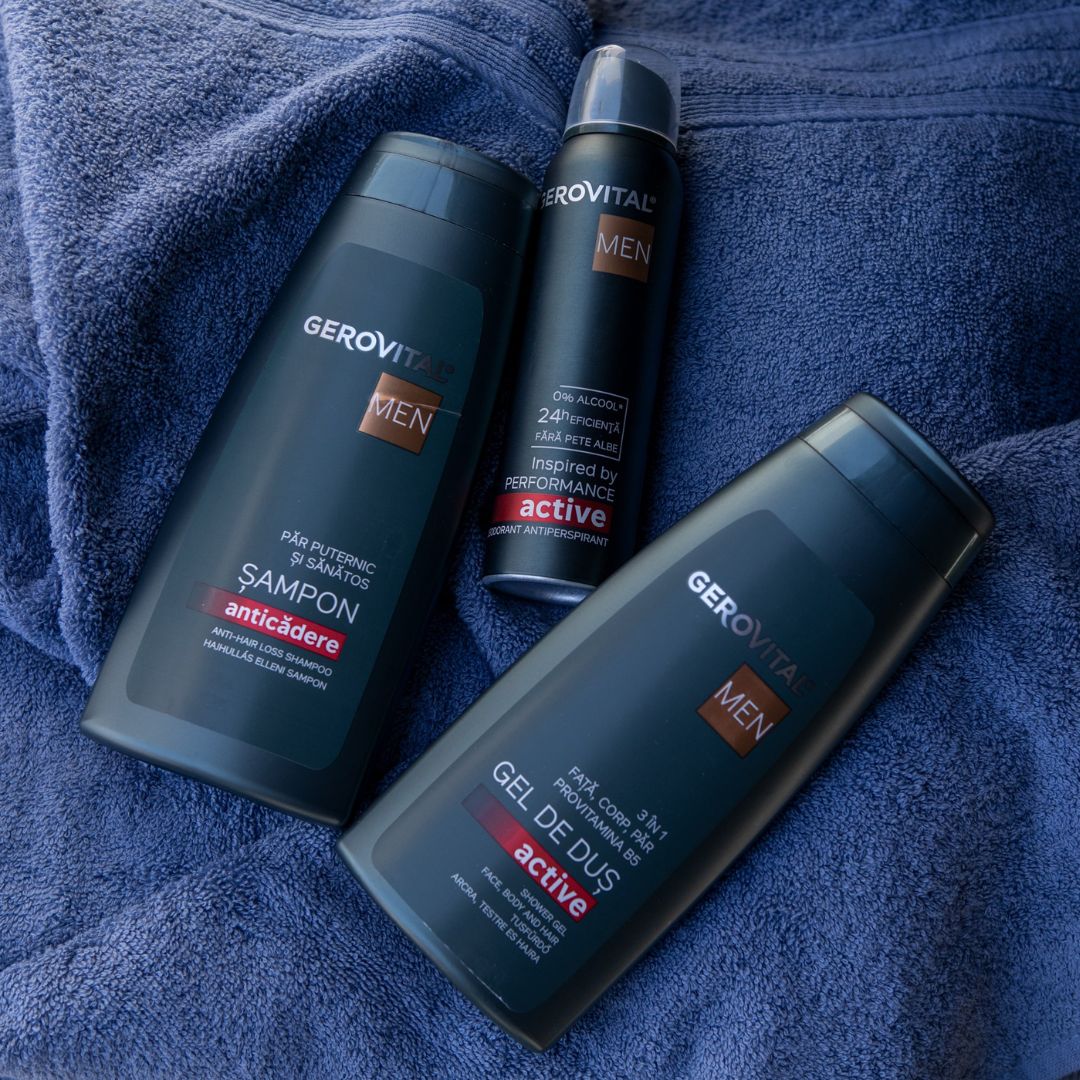 Gerovital Men Produkte auf blauem Handtuch. Shampoo, Duschgel und Haarspray.