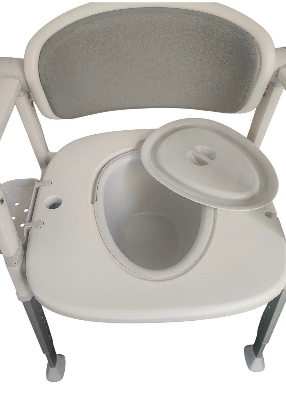 Toilettenstuhl mit weißem Sitz und grauem Rücken. Der Sitz hat eine Öffnung. Ein Deckel liegt daneben.