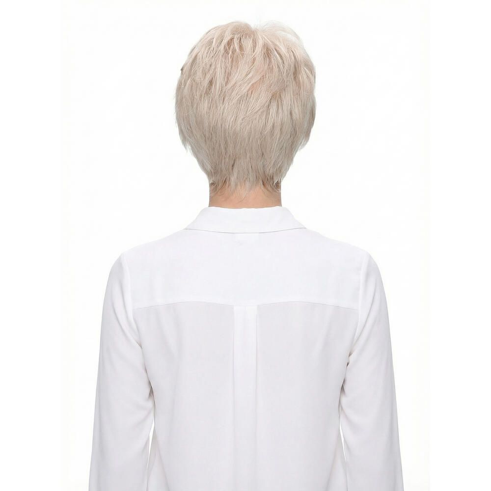 Kurzhaarperücke, hellblond, Rückansicht. Haarschnitt. Frau trägt ein weißes Oberteil.