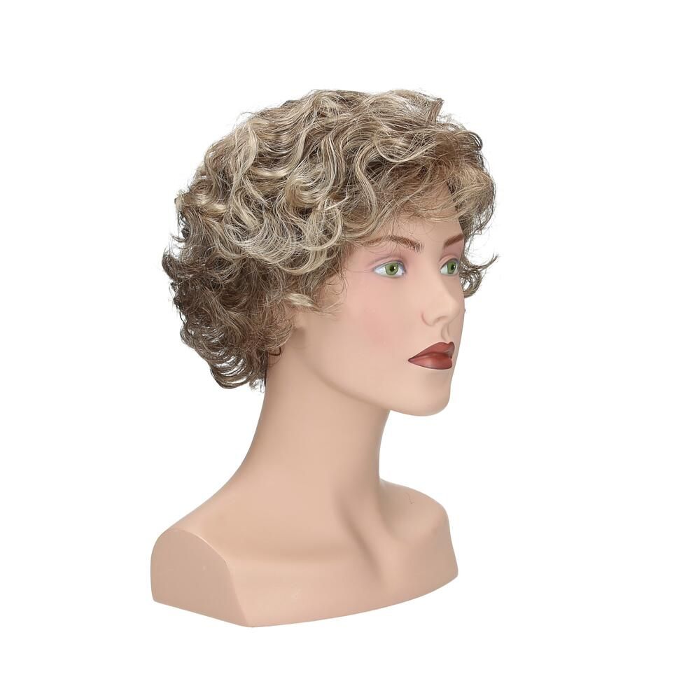Perücke mit lockigem, blond-braun meliertem Haar auf einem Schaufensterkopf. Schräge Seitenansicht.