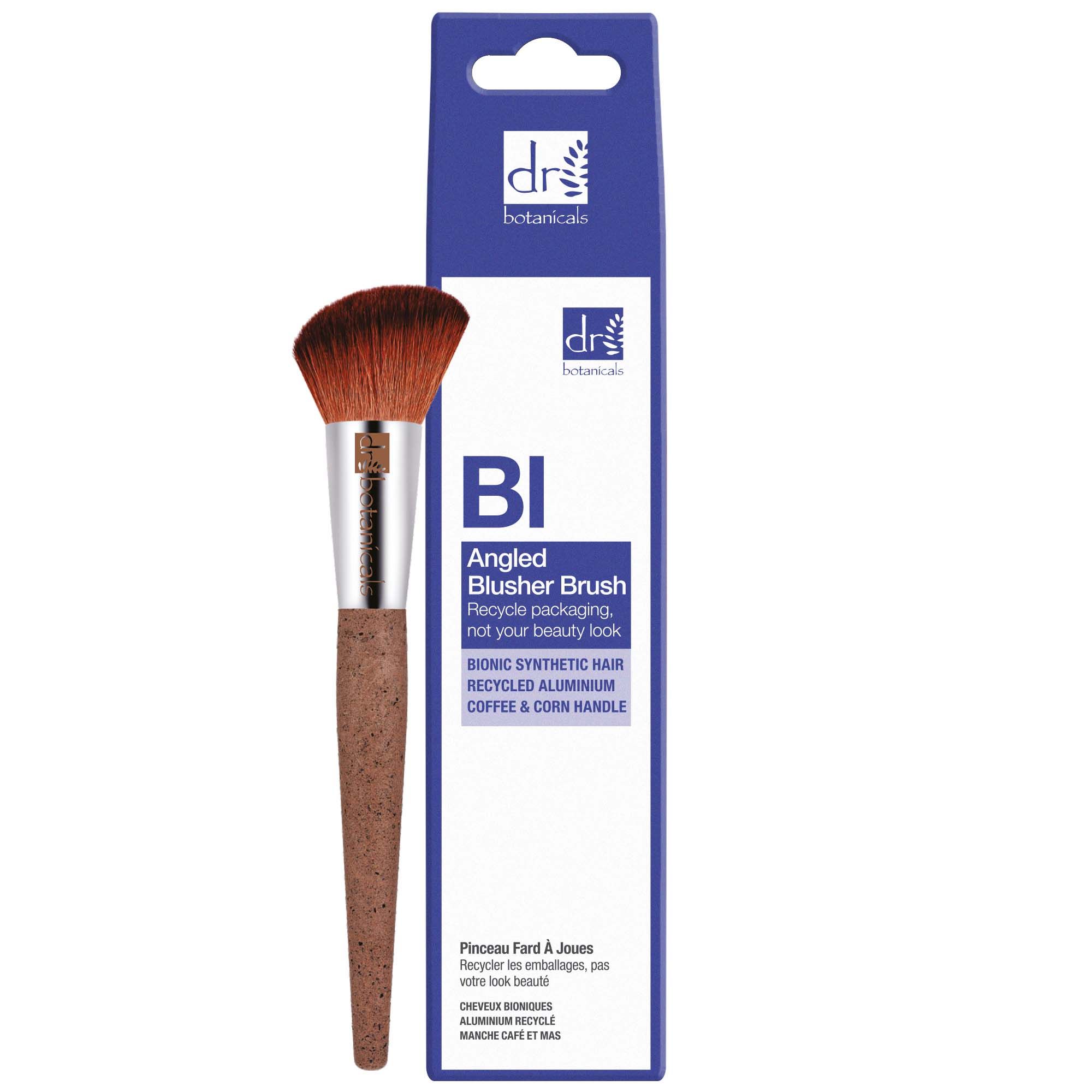 Pinsel mit Verpackung. Braune Borsten, Korkgriff, Metallhülse. Verpackung mit Text: Angled Blusher Brush.