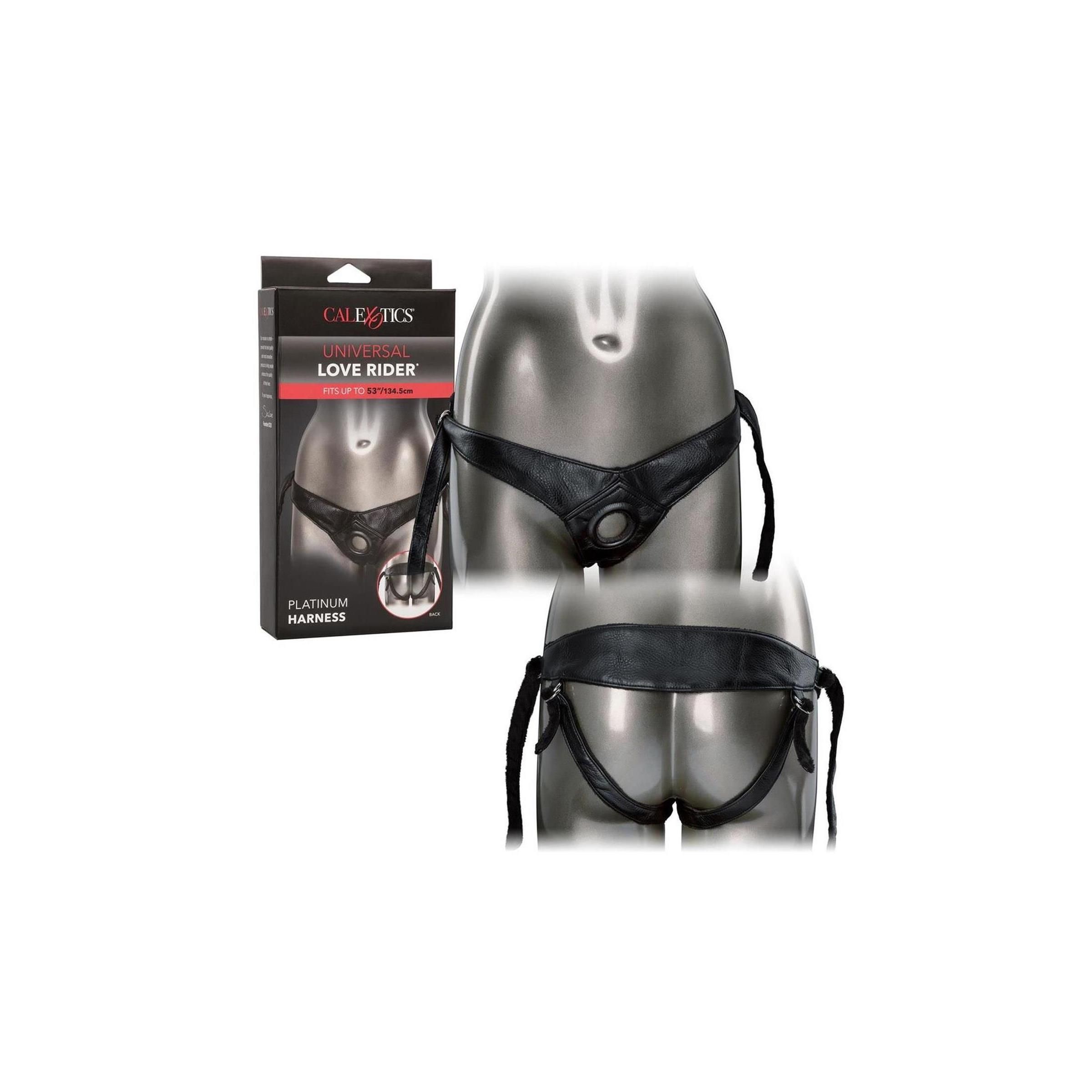 Harness in Verpackung und am Körper. Aufschrift: CalExotics, Universal Love Rider, Platinum Harness. Schwarzes Leder.