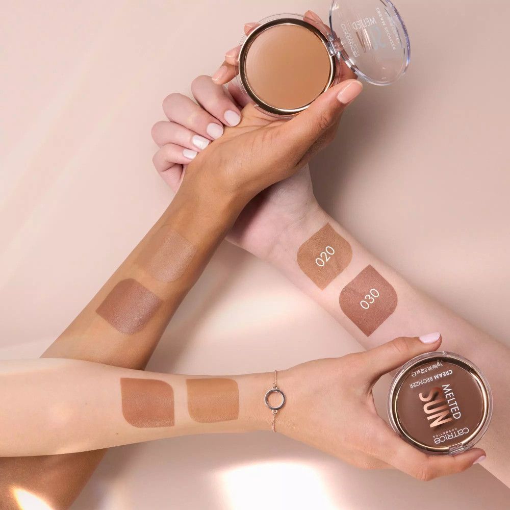 Hände mit verschiedenen Hauttönen zeigen Creme-Bronzer-Swatches. Aufschrift: MELTED SUN, CATRICE.