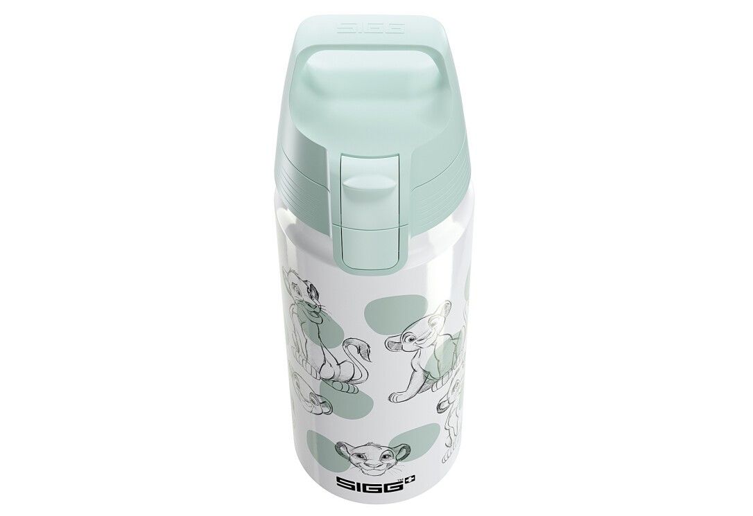 Trinkflasche mit Simba und Nala-Motiv. Hellgrüner Deckel, weißer Korpus mit Illustrationen. Geschlossener Deckel.