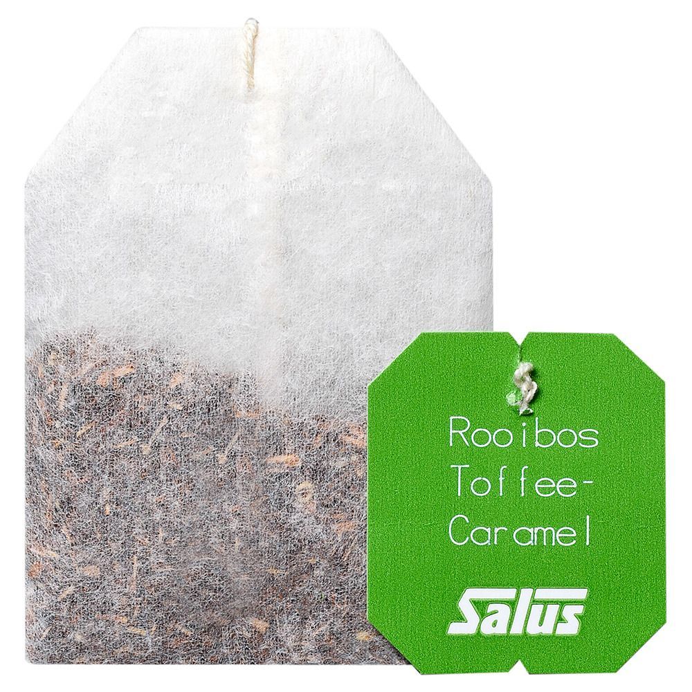 Teebeutel Salus® Rooibos Toffee-Caramel mit grünem Etikett. Etikett mit Aufschrift: Rooibos, Toffee-Caramel, Salus® Logo.