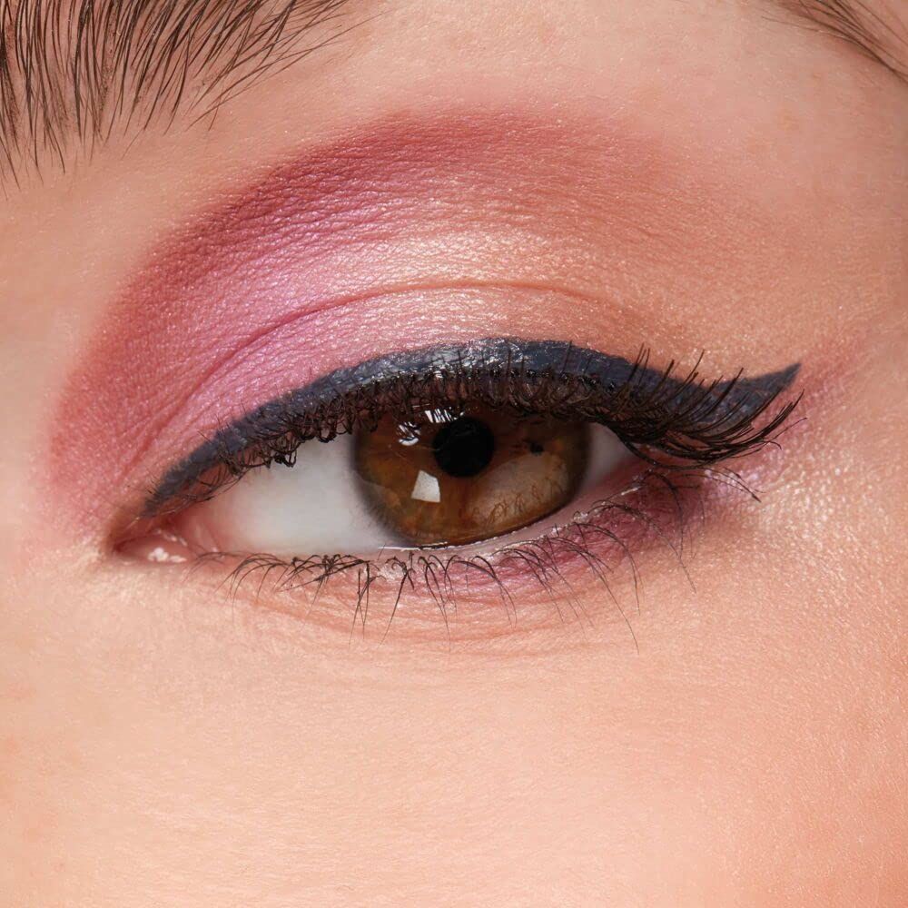 Nahaufnahme eines Auges mit dramatischem Make-up und einem scharfen, schwarzen Lidstrich.